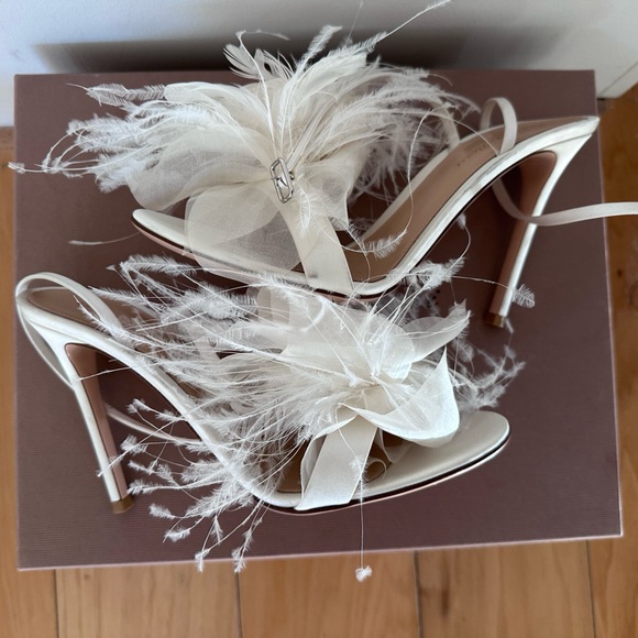 Gianvito Rossi Selah Off White Feather Embellished Satin Heels 39.5 US 8.5 - 9.5 - Picture 6 of 13